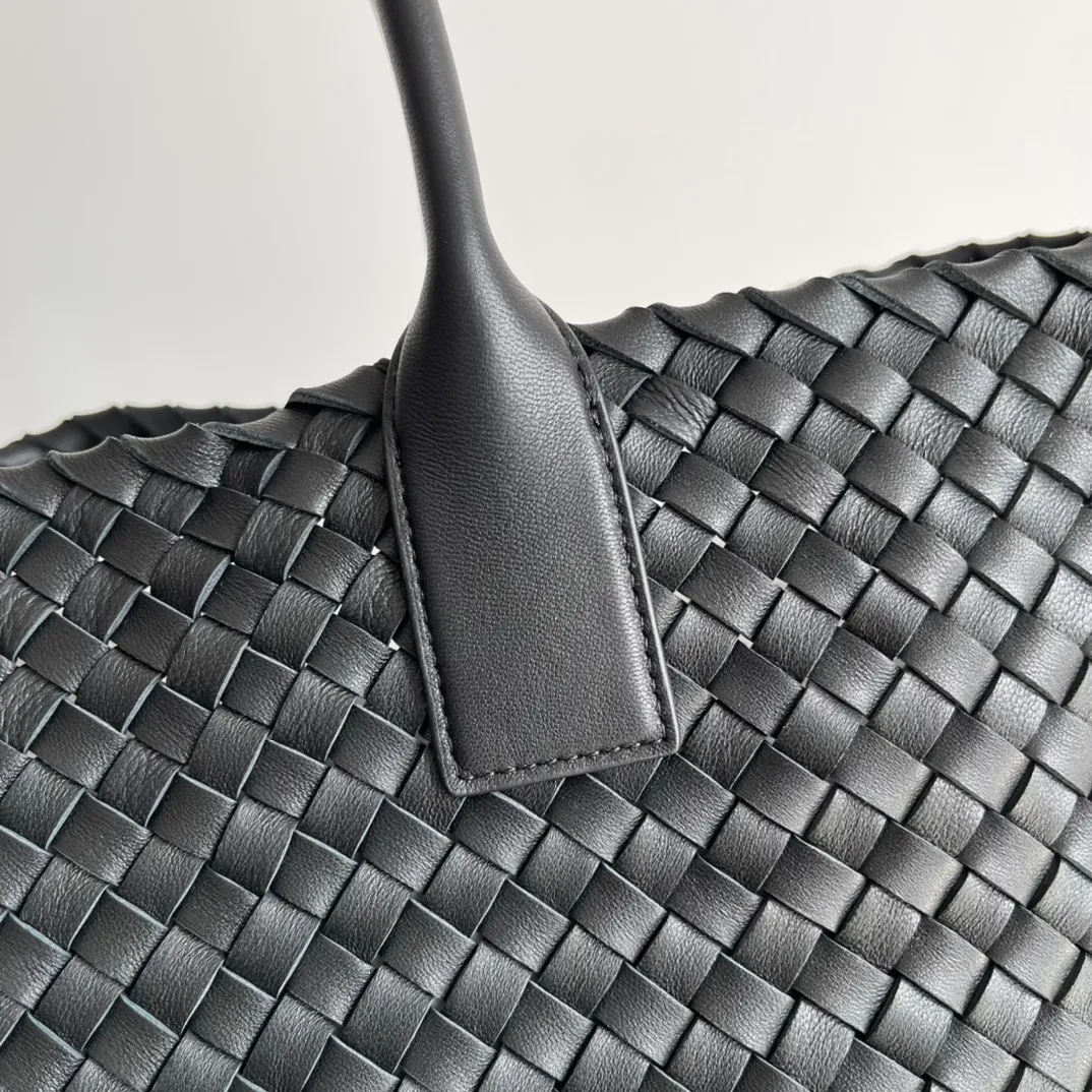Batch 2860 Classic returns... (large size 51cm) • Cabat, born in 2001, is one of the most iconic styles of the Bottega Veneta workshop. The whole bag is made of top-grade imported lambskin. There is no exposed logo on the whole bag, but with the classic wide woven elements, you can tell who it belongs to at a glance! Can be carried on one shoulder, very practical! Style number: 608811 Size: 51*18*28